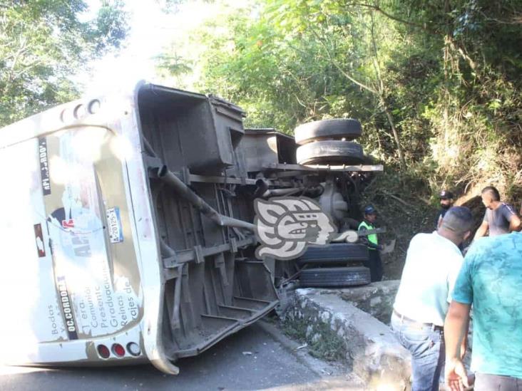 En Córdoba, volcadura de autobús deja 4 lesionados y crisis nerviosa de pasajeros