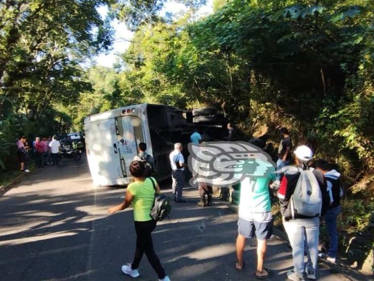 En Córdoba, volcadura de autobús deja 4 lesionados y crisis nerviosa de pasajeros