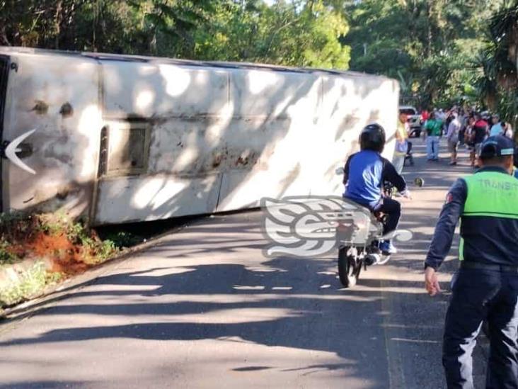 En Córdoba, volcadura de autobús deja 4 lesionados y crisis nerviosa de pasajeros