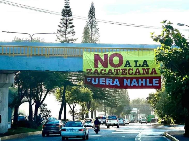 Dejan lona colgada contra Rocío Nahle en puente en Lázaro Cárdenas, en Xalapa