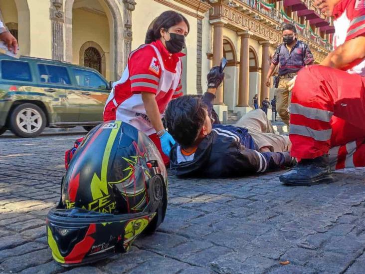 Motociclista se lesiona tras ser impactado por taxi en centro de Xalapa