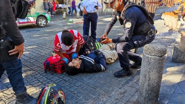 Motociclista se lesiona tras ser impactado por taxi en centro de Xalapa