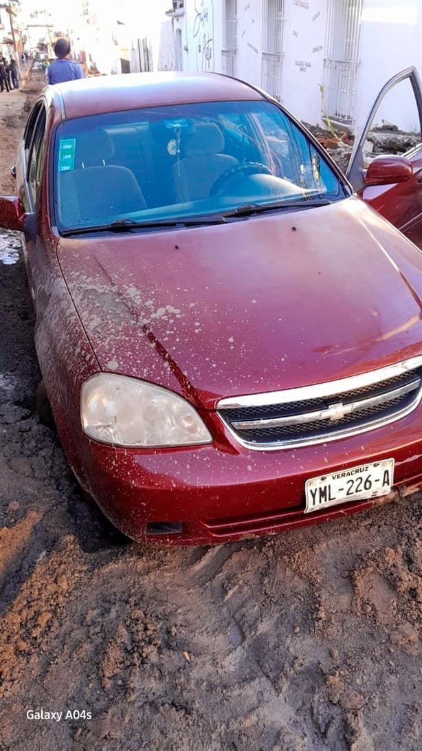 Termina parranda metiendo auto en obras de calle Santos Degollado, en Xalapa