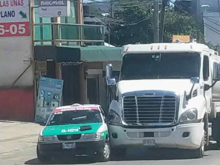Chocan pipa y taxi en la avenida Antonio Chedraui Caram, en Xalapa