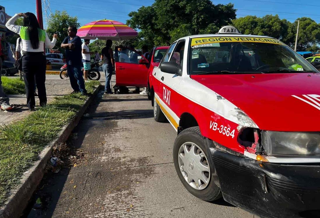 Taxi choca a motociclistas menores de edad en Lagos de Puente Moreno, en Veracruz