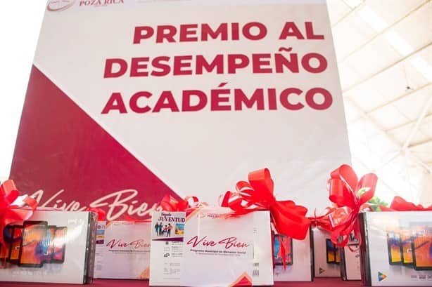 Premian con tableta electrónica a estudiantes destacados en Poza Rica