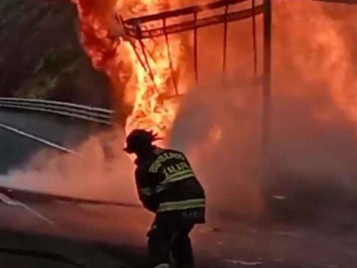 Voraz incendio consume camión de carga en libramiento de Xalapa