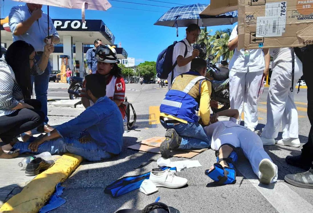 Camioneta choca a moto y atropella a dos peatones en avenida de Veracruz