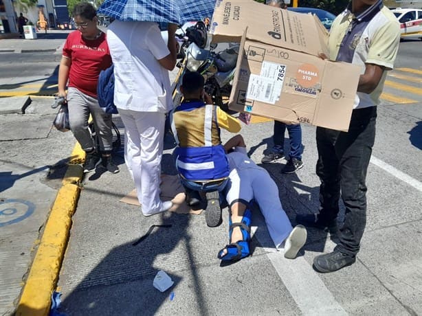 Camioneta choca a moto y atropella a dos peatones en avenida de Veracruz