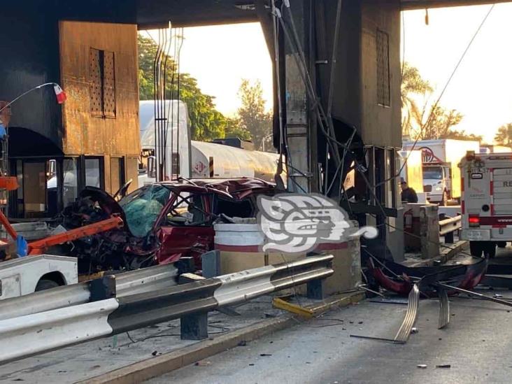 Choque de camioneta funeraria deja 3 heridos en caseta en Veracruz; iba a Coatzacoalcos con cuerpo