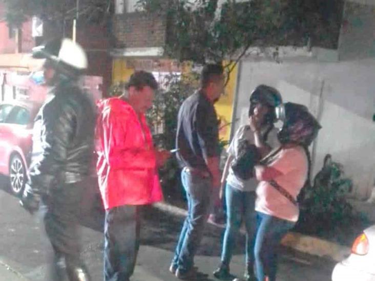 En Xalapa, 2 jovencitas en moto se estrellan contra puerta de auto en Chedraui Caram