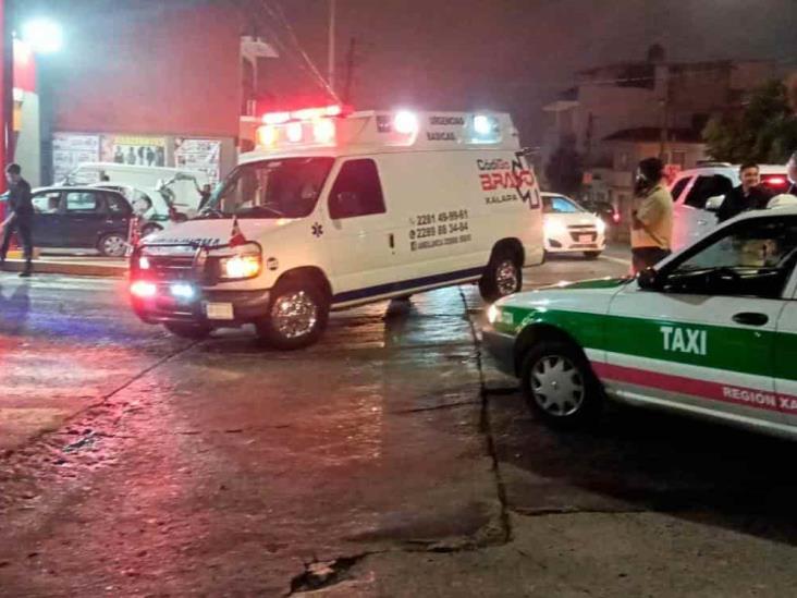 Taxista de Xalapa choca con motociclista en avenida 20 de Noviembre