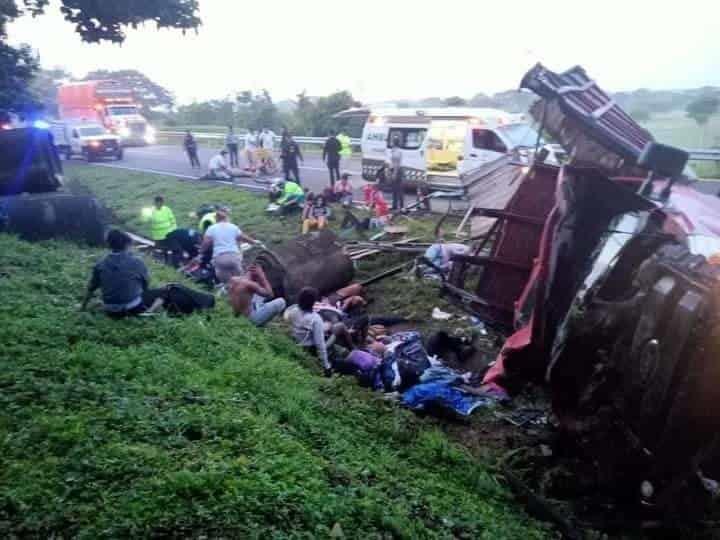 10 migrantes pierden la vida tras volcadura de camión en Chiapas