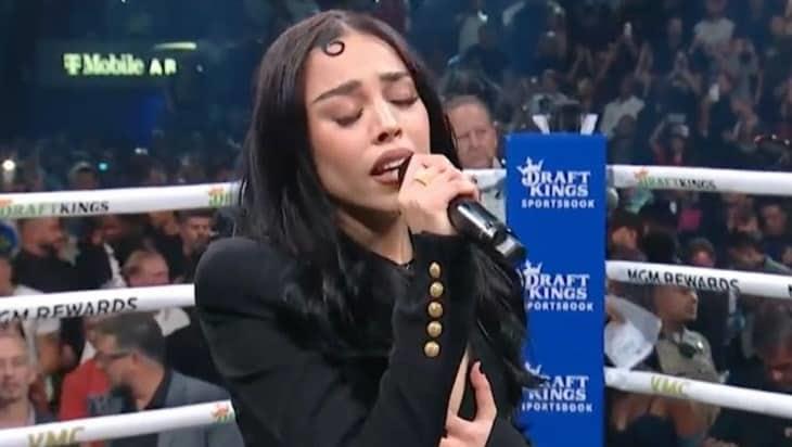 A su estilo y sin equivocarse, Danna Paola interpreta el Himno Nacional en pelea de Canelo vs Charlo