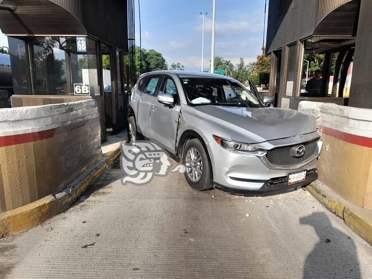Camioneta choca contra caseta de peaje en la autopista Puebla-Córdoba