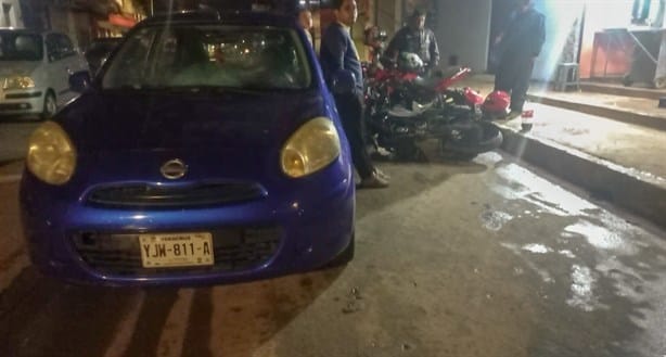 Colisionan motociclista y auto en la avenida Ébano, en Xalapa