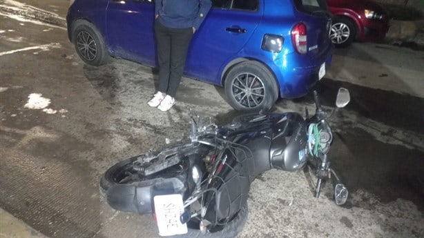 Colisionan motociclista y auto en la avenida Ébano, en Xalapa