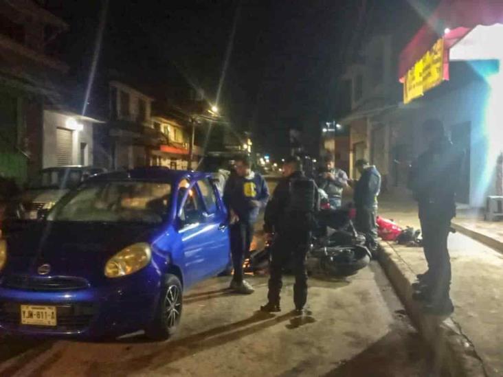 Colisionan motociclista y auto en la avenida Ébano, en Xalapa