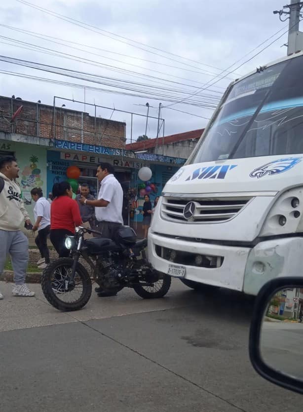 Autobús choca contra motociclista en avenida Mártires 28 de Agosto, en Xalapa