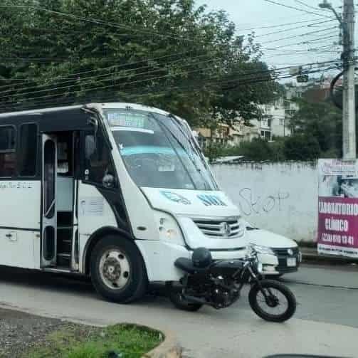 Autobús choca contra motociclista en avenida Mártires 28 de Agosto, en Xalapa