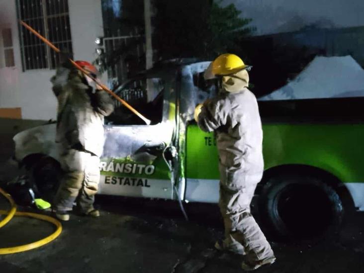 Incendio consume patrulla de tránsito en Tihuatlán