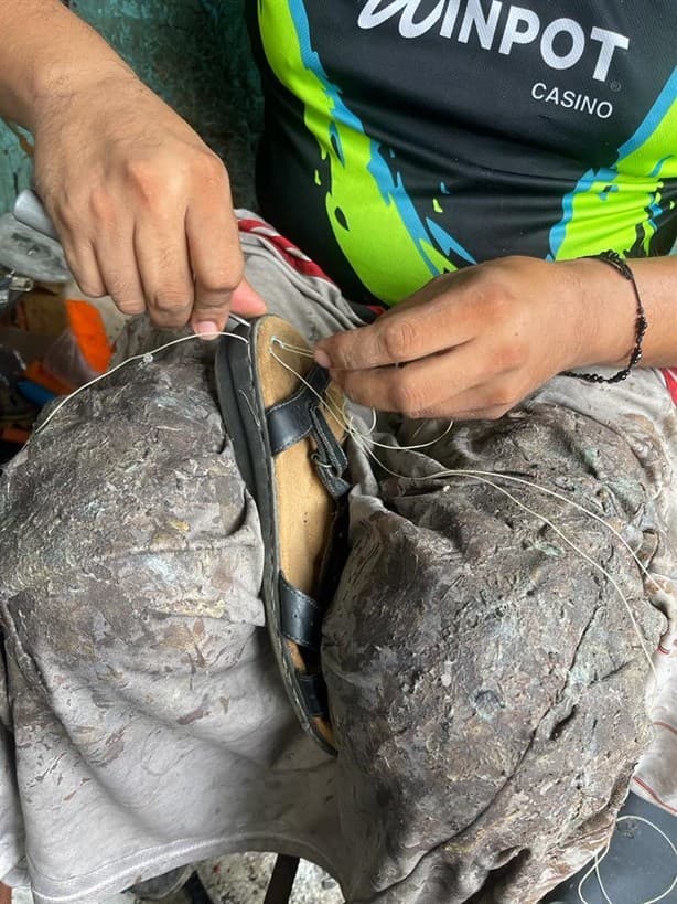 Julio César, 25 años reviviendo zapatos en la zona del mercado del puerto de Veracruz