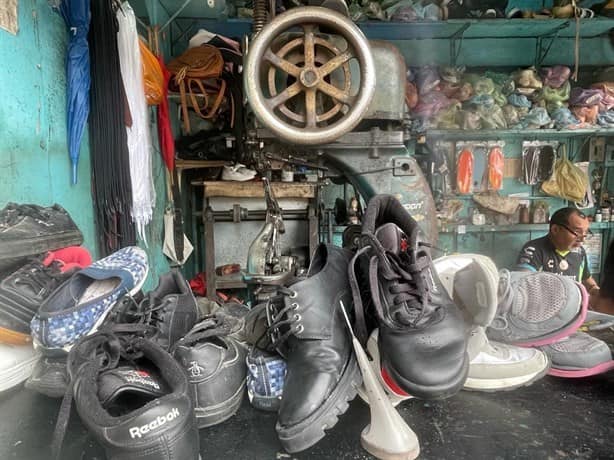 Julio César, 25 años reviviendo zapatos en la zona del mercado del puerto de Veracruz