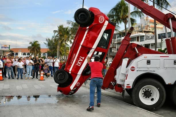 Sacan taxi caído al mar en bulevar de Veracruz | VIDEO