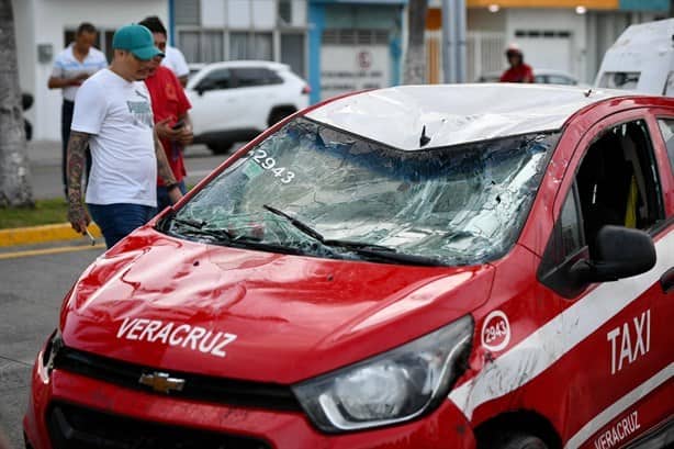 Sacan taxi caído al mar en bulevar de Veracruz | VIDEO