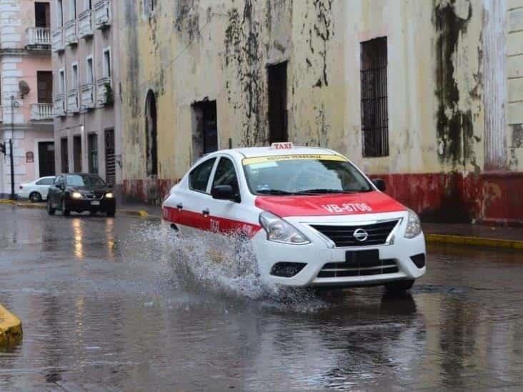 Taxistas afectados por las lluvias; temen caer en los baches de Veracruz