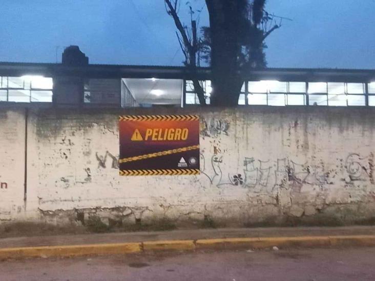 ¡Peligro latente! Barda de bachillerato de Xalapa, a punto de colapsar