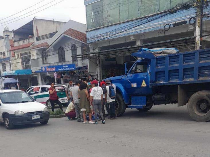 Ciclista es arrollado por camión de volteo en Xalapa