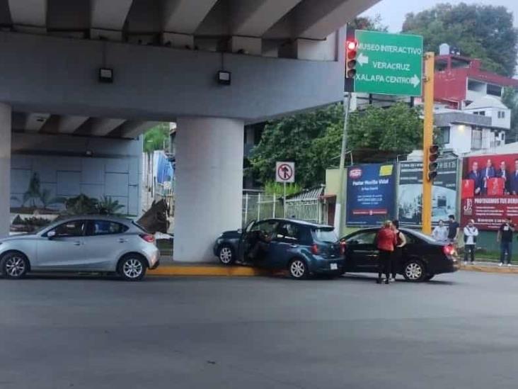 Choque entre dos autos, en Xalapa, deja cuantiosos daños