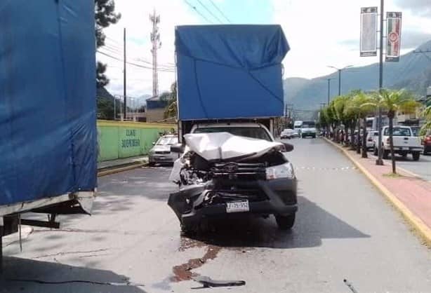 Camionetas de empresa recicladora protagonizan choque en calles de Río Blanco