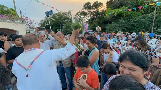 Realizan bendición de mascotas en Tihuatlán | VIDEO