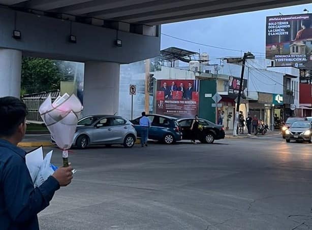 Choque entre dos autos, en Xalapa, deja cuantiosos daños