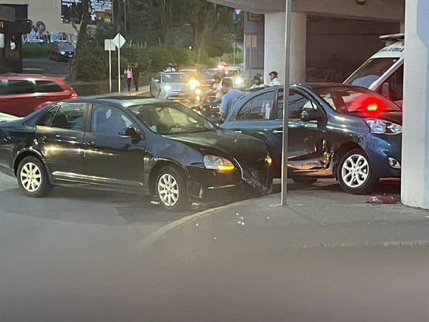 Choque entre dos autos, en Xalapa, deja cuantiosos daños