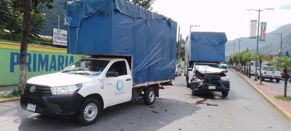 Camionetas de empresa recicladora protagonizan choque en calles de Río Blanco