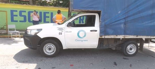 Camionetas de empresa recicladora protagonizan choque en calles de Río Blanco