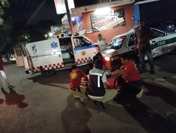 Motociclista choca contra taxi en la avenida Villahermosa, en Xalapa