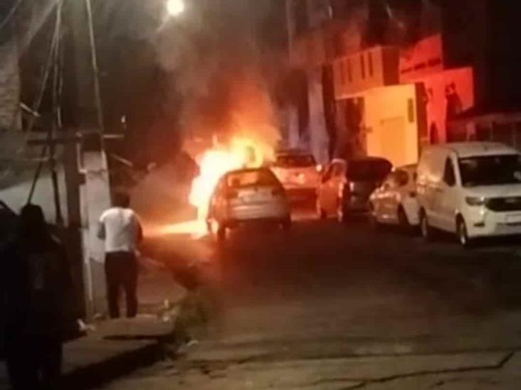 Auto se incendia; fuego es apagado por vecinos de la colonia Reforma, en Xalapa