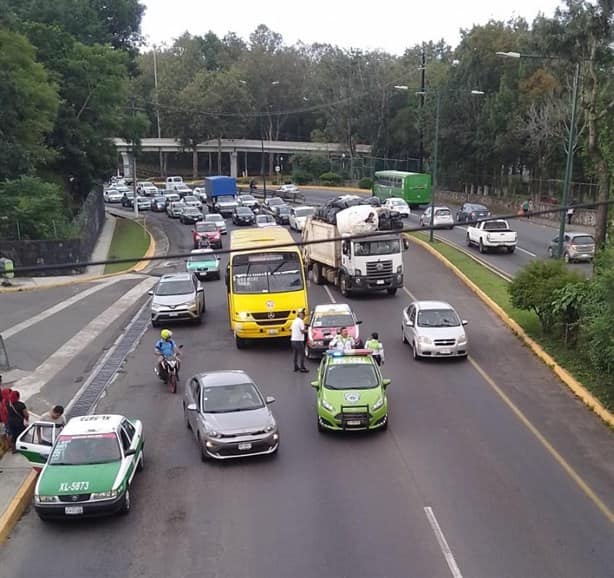 Caos vial en Xalapa por choque en Lázaro Cárdenas