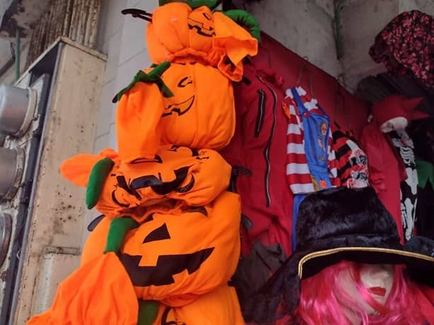 Comerciantes prevén repunte en ventas por disfraces de Halloween y Día de Muertos en Veracruz