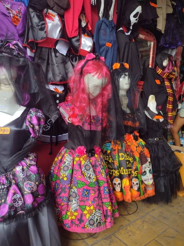 Comerciantes prevén repunte en ventas por disfraces de Halloween y Día de Muertos en Veracruz