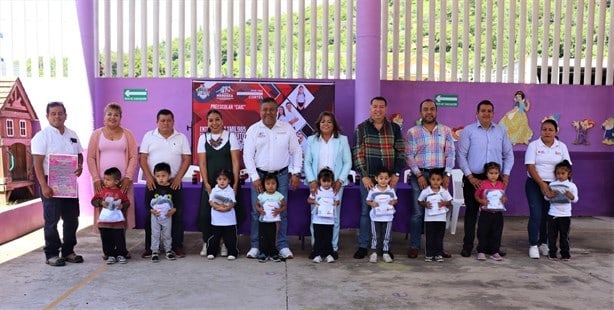 Entregan uniformes gratuitos a estudiantes de Camerino Z. Mendoza