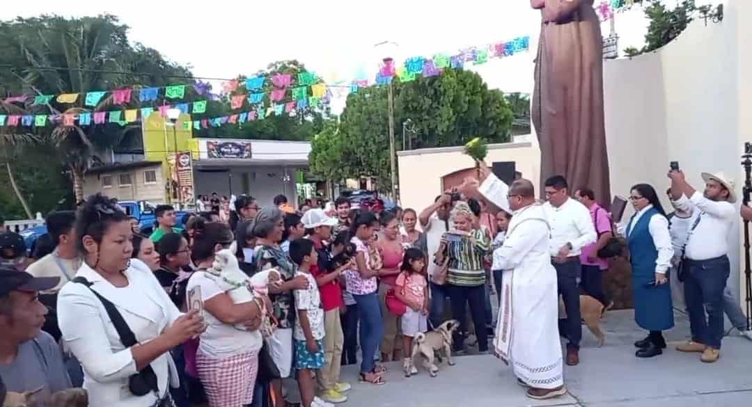 Bendicen a mascotas durante fiesta patronal en Tihuatlán, Veracruz