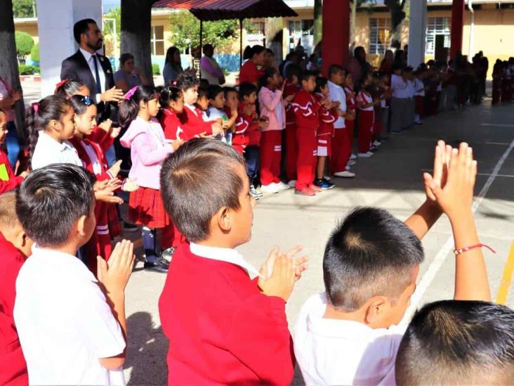 Entregan uniformes gratuitos a estudiantes de Camerino Z. Mendoza