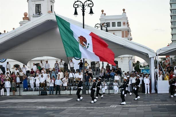 Con desfile y espectáculo pirotécnico conmemoran 202 años de la Armada de México | VIDEO