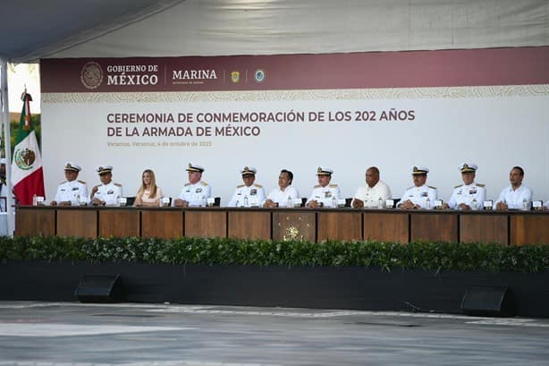 Con desfile y espectáculo pirotécnico conmemoran 202 años de la Armada de México | VIDEO