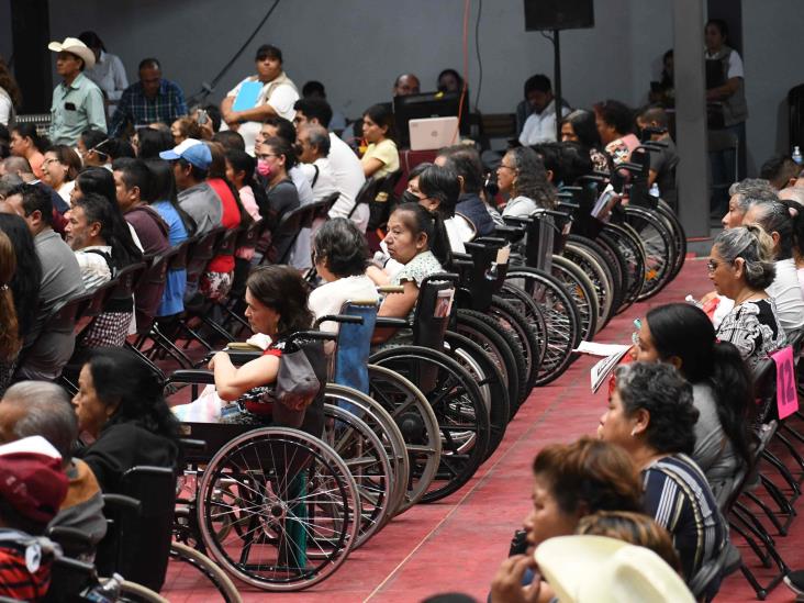 En Xalapa, entregan tarjetas de Bienestar a personas con discapacidad